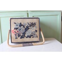 1960Er Jahre Floral Korb Nähkästchen. Nähen. Basteln. Toll. Sechziger Jahren. Mid Century Mod Mädchen. Näherin. Oma. Heimek 1960Er Jahre Floral Korb Nähkästchen. Nähen. Basteln. Toll. Sechziger Jahren. Mid Century Mod Mädchen. Näherin. Oma. Heimek von retroandme