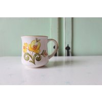 1960S Retro Floral Kaffeebecherretro Haushaltswaren. Gänseblümchen. Blüte. Atomar. Abgefahren. 60Er Jahre Küche. Kaffee. Tee. Trinken. Kitschig von retroandme