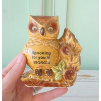 1970Er Jahre Retro Eule Georgia Löffel Home Decor....kitsch. Retro. Vogel. Liebe. Nach Hause. Dekor. Eulensammlung. Retro-Haushaltswaren. Figur von retroandme
