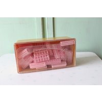 1970Er Jahre Retro Gelbes Nähkästchen Mit Vintage Pinken Lockenwicklern von retroandme