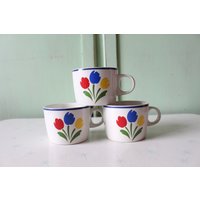 1980Er Tulpen Tyme Tassen... 3Er Set. Garten. Kaffee. Tee. Trinken. Kitsch. Retro-Hauswaren. Küche. Gelb. Blau. Rot. Kitsch Designer von retroandme