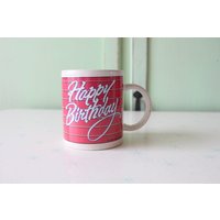 1990 Vintage Happy Birthday Kaffeebecher.... Retro-Haushaltswaren. Glücklich. Geschenk. Kitsch. Retro. Dekor. Trinken. Essen. Dienen. Geburtstag von retroandme