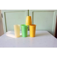 60Er 70Er Jahre Vintage Bunte Atomic Cups Set Von 4..vintage Zu Hause. Festgelegt. Tassen. Gelb. Grün. 1970Er Jahre. Picknick. Wohnkultur. Atomic von retroandme