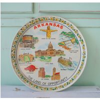 Vintage Blechteller Aus Arkansas State Ozarks Souvenir, 13" Vintage Blechteller Aus Arkansas State Ozarks Souvenir, 13" von retroandme