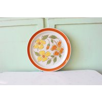 Vintage Blumen Daisy Teller Retro Haushaltswaren. Abendessen. Dienen. Kitschig. Hauseinweihung. Steinzeug. Torte. Kochen. Ofenfest. Vintageküche von retroandme