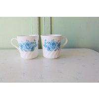 Vintage Country Blumen Kaffeebecher 2Er-Set....made in Usa. Retro Tassen. Espresso. Kitschig. Blaue Rose. Modell Retro Küche. 1960Er Jahre. 1970Er von retroandme