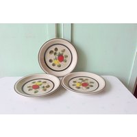 Vintage Erdbeere Zitrone Obst Teller Set Von 3Retro Haushaltswaren. Abendessen. Dienen. Kitsch. Housewarming. Beeren. Pie. Kochen. Japan. Weinstock von retroandme