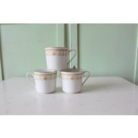 Vintage Blume Tassen...3Er Set. Kaffee. Tee. Trinken. Kitschig. Retro Haushaltswaren. Espresso. Küche. Designer. Gelb. Blumengarten von retroandme