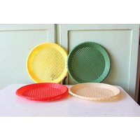 Vintage Gelb Rot Grün Dinner Set...gelb. Teller-Set. Vintage Zuhause. Gesetzt. 1960Er Jahre. 1970Er Picknick. Wohndeko. Toll. Kitschig. Tellerhalter von retroandme