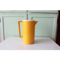 Vintage Saftkrugatomar. Retro Küche. Tolle Glaswaren. Abgefahren. Trinken. Dienen. Niedlich. Kitschig. Senfgelb. Tee. Party. Gastgeberin von retroandme