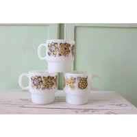 Vintage Milchglas Kaffeebecher Set Retro Floral Küchendekor von retroandme