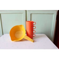 Vintage Orange Tasse Gelb Abtropf Set ... Utensilien. Zuhause. Eingestellt. 1970Er Jahre. 1980Er Picknick. Wohnkultur. Kochen. Kitsch. Partybecher von retroandme
