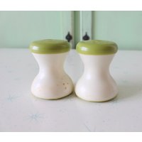 Vintage Retro Grüne Salz Und Pfefferstreuer Kitsch Home Decor von retroandme