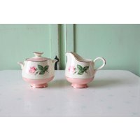 Vintage Rose Rosa Untertasse Creamer Set Von 2. Garten. Kaffee. Tee. Trinken. Kitsch. Retro-Haushaltswaren. Küche. Blumengarten. Mitte Des von retroandme