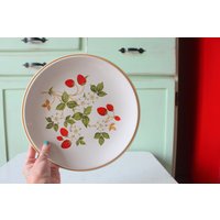 Vintage Wild Strawberry Daisy Blumenteller Retro-Haushaltswaren. Erdbeere. Abendessen. Dienen. Kitsch. Wohnungsaufhäuschen. Beeren. Kochen. Japan von retroandme