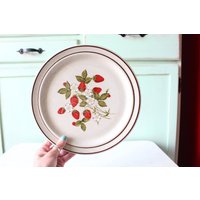 Vintage Wilde Strawberry Gänseblümchen Blumenplatte Retro-Haushaltswaren. Erdbeere. Abendessen. Dienen. Kitsch. Housewarming. Beeren. Kochen. Japan von retroandme