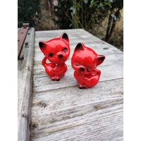 2 Kleine Rote Katzenfiguren, Vintage, 70Er Jahre von retroflowerpower