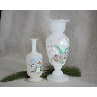 2 Frostige Weiße Antike Hand Bemalt Bristol Glasvasen von robinseggbleunest