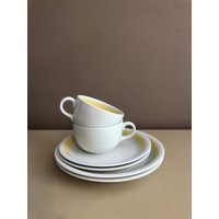 Arabia Of Finland White W Yellow Strip Teller Und Tassen - 6-Teiliges Set Kurt Ekholm Mid-Century Modern Retro Geschirr Kaffee Tasse Teetasse von roccocomodern