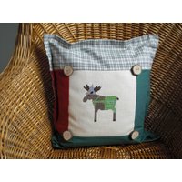 Handgestickte Kissen-Hülle "Elch Im Trachtenlook " von romaga36
