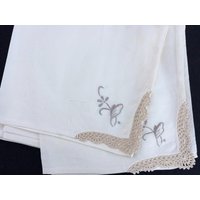Ein Set Von 4 Vintage Elfenbein Und Ecru Bestickten Leinen Servietten Mit Häkelspitze Ecken Rbt1564 von romantiquesvintage