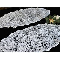 Paar Vintage Gehäkelte Chunky Cotton Lace Tischläufer von romantiquesvintage