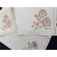 Satz Von 3 Vintage Bestickt Ajour | Openwork Leinen Servietten Elfenbein Und Antik Gold Farbe Rbt1257 von romantiquesvintage