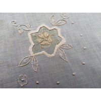 Vintage Elfenbein Baumwolle Und Musselin Applikation Hand Supper Tischdecke Mit Häkelspitze Rand von romantiquesvintage
