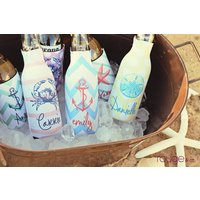 Seaside Personalisierter Monogramm-Reißverschlussflaschen-Getränkeisolator Heckklappe, Geburtstag, Abschlussfeier, Junggesellenabschied von rougeandco
