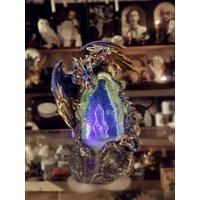Light Up Dragon Crystal Cave Rückfluss Weihrauchbrenner, Led-Licht, Glühender Kristall, Halloween, Drachenhöhle Light Up Dragon Crystal Cave Rückfluss Weihrauchbrenner, Led-Licht, Glühender Kristall, Halloween, Drachenhöhle von royalpanopticon