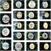 Personalisierte Geschenke Weihnachtsschmuck - Baumschmuck Hängende Natürliche Astscheibe Mit Jute Krawatte Handgraviert von rusticcraftdesign