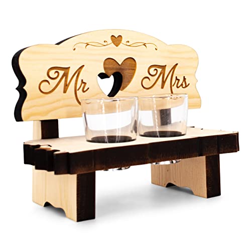Sagl.tirol Holz Schnapsbank Mit Gravur [100% Natur] - Mr und Mrs Geschenke, Hochzeitsgeschenke für Brautpaar Mit 2 Schnapsgläsern von sagl.tirol