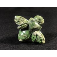 Nephrit Jade Biene - Geschnitzt Handgemacht Aus Sumatra Indonesien Absolut Und Einzigartig Poliert Grün Weiß Gefärbt 18, 4 G von saharagems