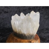Quarz Mineralstufe - Naturbelassen Weiß Durchscheinend Aus Indonesien Mit Holzständer Absolut Erstaunliches Sammlerstück 300 G von saharagems