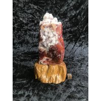 Roter Achat Mineral Mit Bergkristallen - Naturbelassen Aus Indonesien Holzständer Absolut Erstaunliches Sammlerstück 460 G von saharagems