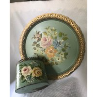2-Teiliges Handbemaltes Tole-Set/Circa 1940Er Jahre Handgemaltes, Signiertes Serviertablett Und Besteckbehälter Retro Home Dinning & Servieren 2-Teiliges Handbemaltes Tole-Set/Circa 1940Er Jahre Handgemaltes, Signiertes Serviertablett Und Besteckbehälter Retro Home Dinning & Servieren von saltydogvintage