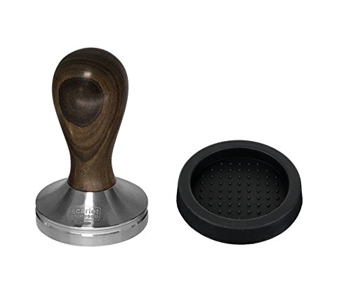 scarlet espresso | Tamper »Classic«, stilvoller Espresso-Stempel mit ergonomischem Griff aus Edelholz, für perfekten Espresso, Barista-Werkzeug (Set: Sandelholz - Braun, 54 mm & Tamperablage) von scarlet bijoux