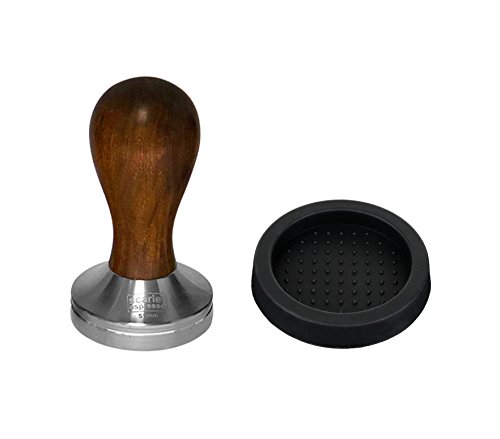 scarlet espresso | Tamper »Classic«, stilvoller Espresso-Stempel mit ergonomischem Griff aus Edelholz, für perfekten Espresso, Barista-Werkzeug (Set: Sandelholz - Dunkelbraun, 41 mm & Tamperablage) von scarlet bijoux