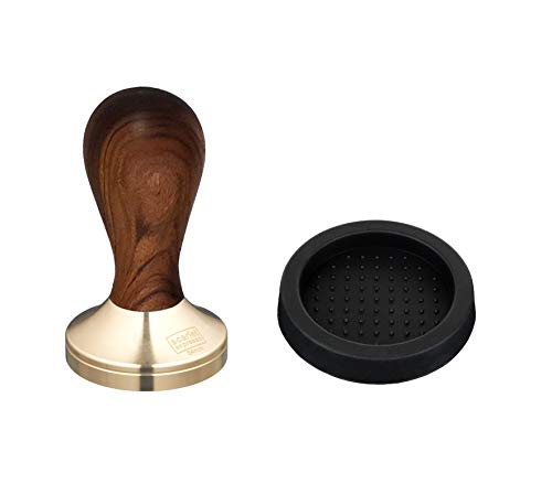 scarlet espresso | Tamper »Classic Deluxe« für Barista; mit ergonomischem Griff aus Edelholz und präzisionsgefertigter Basis aus Messing (53 mm, Sandelholz - Rot & Tamperablage) von scarlet bijoux