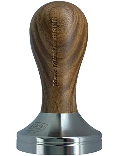 scarlet espresso | Tamper »Classic« - Mit persönlicher Namenslasergravur im Edelholzgriff (51 mm, Sandelholz - Braun) von scarlet bijoux