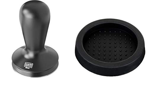 scarlet espresso | Tamper »Nero« für Barista; mit ergonomischem Aluminiumgriff und Edelstahlbasis (58 mm + Tamperablage, schwarz) von scarlet bijoux