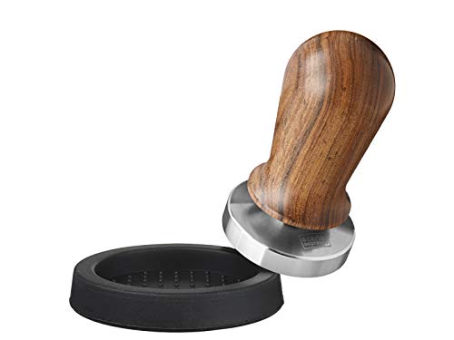 scarlet espresso | Tamper »Perfetto« für Barista; auf 35 lbs Anpressdruck kalibiriert; mit Alu- oder Edelholzgriff und Präzisions-Edelstahlbasis (Set: Sandelholz - Braun, 41 mm & Tamperablage) von scarlet bijoux