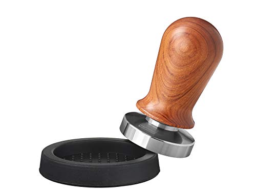 scarlet espresso | Tamper »Perfetto« für Barista; auf 35 lbs Anpressdruck kalibiriert; mit Alu- oder Edelholzgriff und Präzisions-Edelstahlbasis (Set: Sandelholz - Dunkelbraun, 49 mm & Tamperablage) von scarlet bijoux