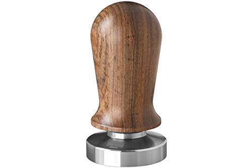 scarlet espresso | Tamper »Perfetto« für Barista; auf 35 lbs Anpressdruck kalibiriert; mit Alu- oder Edelholzgriff und Präzisions-Edelstahlbasis (Sandelholz - Braun, 49 mm) von scarlet bijoux