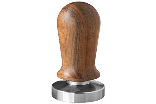 scarlet espresso | Tamper »Perfetto« für Barista; auf 35 lbs Anpressdruck kalibiriert; mit Alu- oder Edelholzgriff und Präzisions-Edelstahlbasis (Sandelholz - Braun, 54 mm) von scarlet bijoux