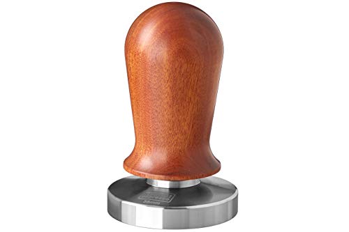 scarlet espresso | Tamper »Perfetto« für Barista; auf 35 lbs Anpressdruck kalibiriert; mit Alu- oder Edelholzgriff und Präzisions-Edelstahlbasis (Sandelholz - Dunkelbraun, 58 mm) von scarlet bijoux