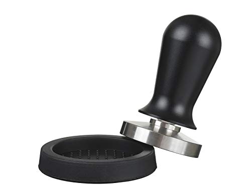 scarlet espresso | Tamper »Perfetto« für Barista; auf 35 lbs Anpressdruck kalibiriert; mit Alu- oder Edelholzgriff und Präzisions-Edelstahlbasis (Set 49 mm & Tamperablage) von scarlet bijoux