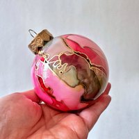 Handbemalte Weihnachtskugel Magenta Pink & Gold von schemata
