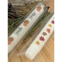 Herbstkerzen "Hallo Herbst"- Stabkerzen Mit Kürbis Und Blättern - Herbstdeko & Geschenkidee von schenkdesign