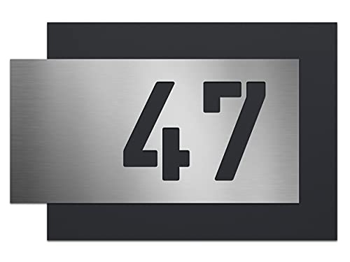 AlbersDesign - individuelle Edelstahl-Hausnummer, zweiteilig mit 3D Effekt, Rückwand pulverbeschichtet in RAL7016, Frontblende in Edelstahl (V2A) gebürstet von AlbersDesign